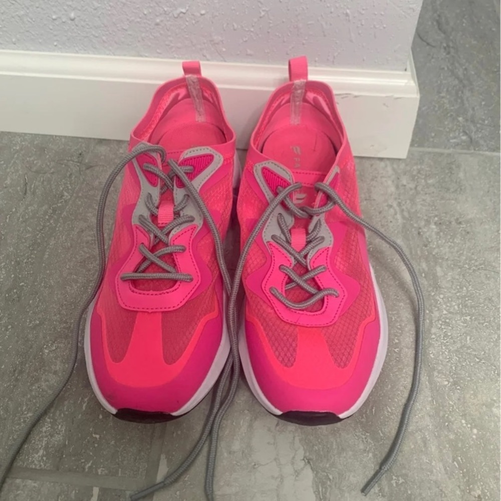 Fabletics pink tennishoes